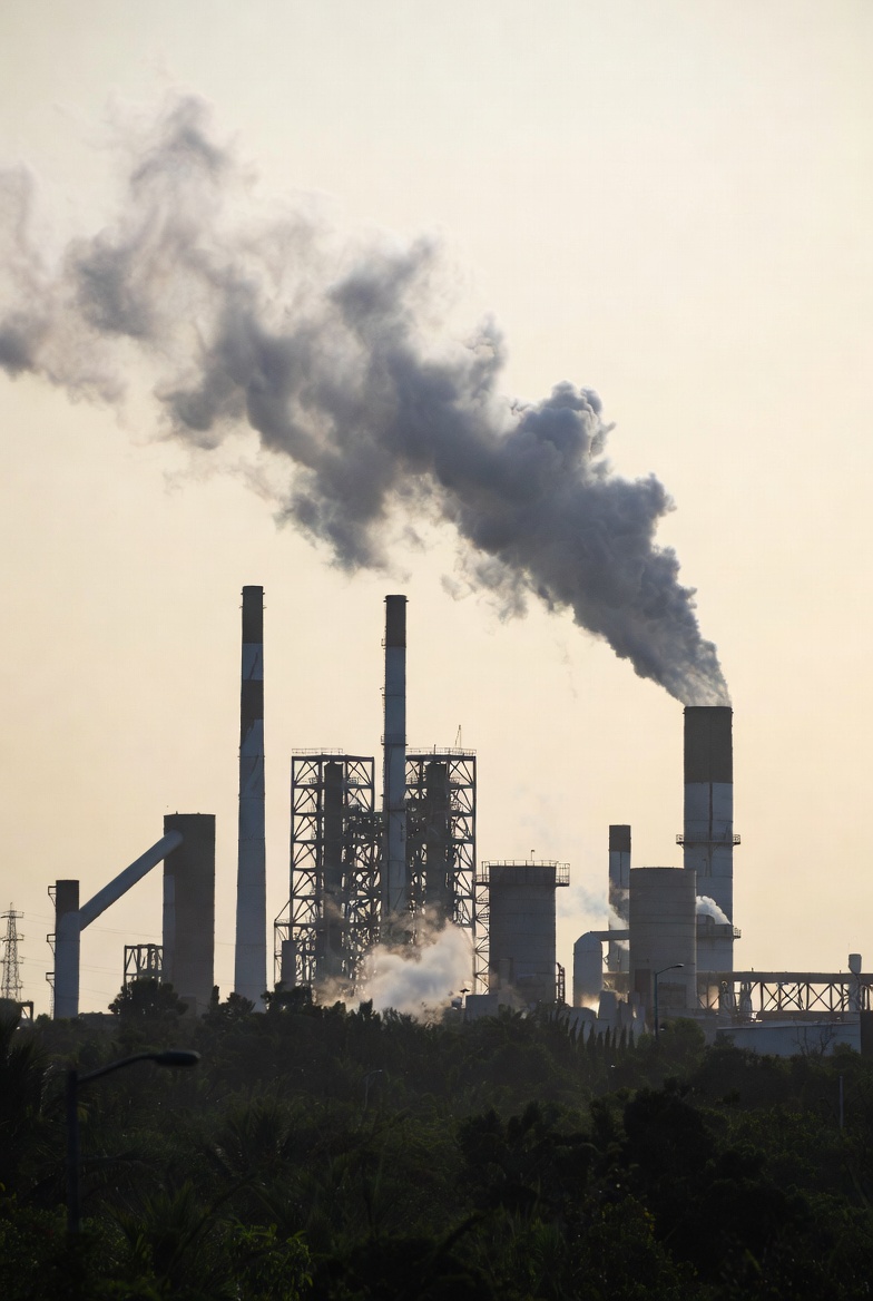 Mecanismo de Ajuste en Frontera por Carbono CBAM. Planta industrial con emisiones de carbono CO2.